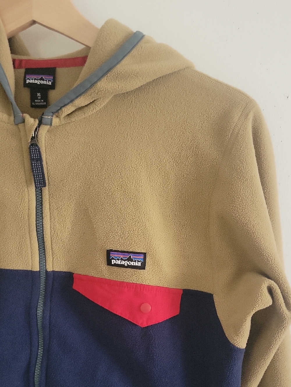 Patagonia Kids Micro Snap T Hooded  Fleece in Tan, Navy & Red Size XL